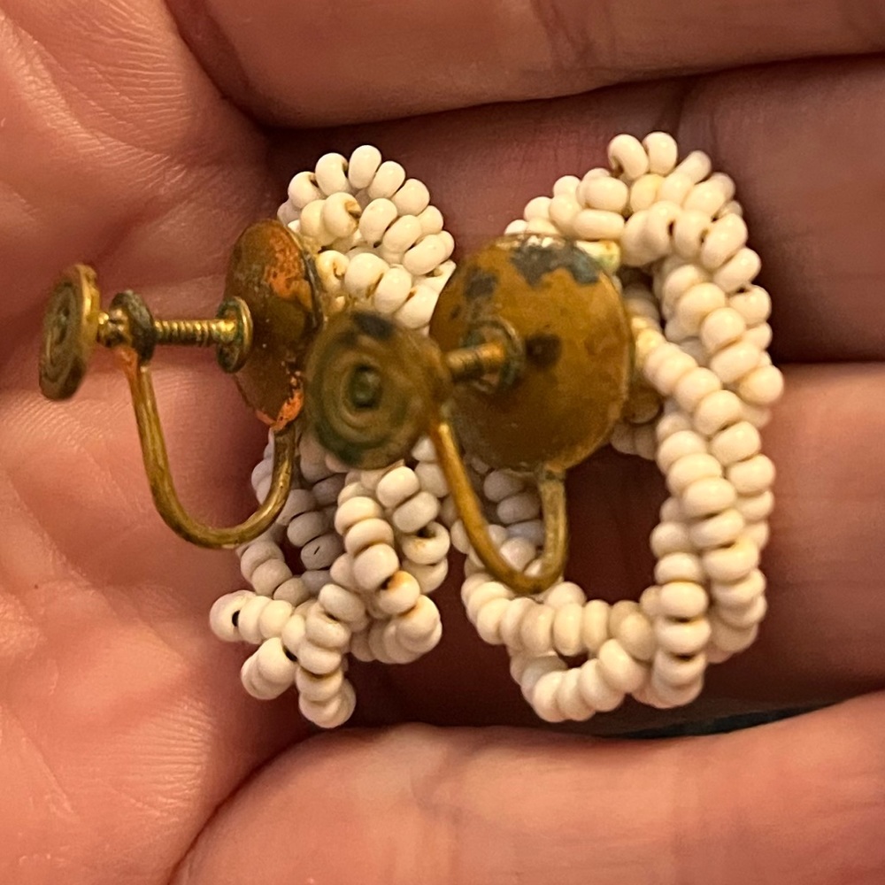 Vintage White glass seed bead screw on earrings possibly unsigned Miriam Haskell - Picture 4 of 4